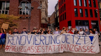 Schüler und Eltern des Gymnasiums Kreuzgasse mit einem Tranparent vor dem Rathaus auf dem Altern Markt in Köln. Foto: Thilo Schmülgen
