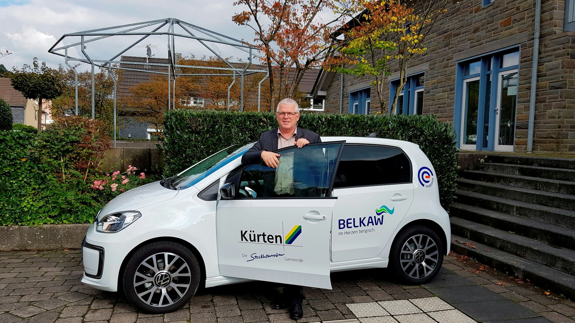 Bürgermeister Willi Heider stellt ein neues E-Auto der Kürtener Verwaltung vor.