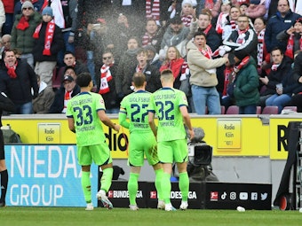 Bundesliga: Nach dem Tor zum 2:0 gegen den 1. FC Köln bekamen Maximilian Arnold (M.) und seine Wolfsburger Bierbecher ab.