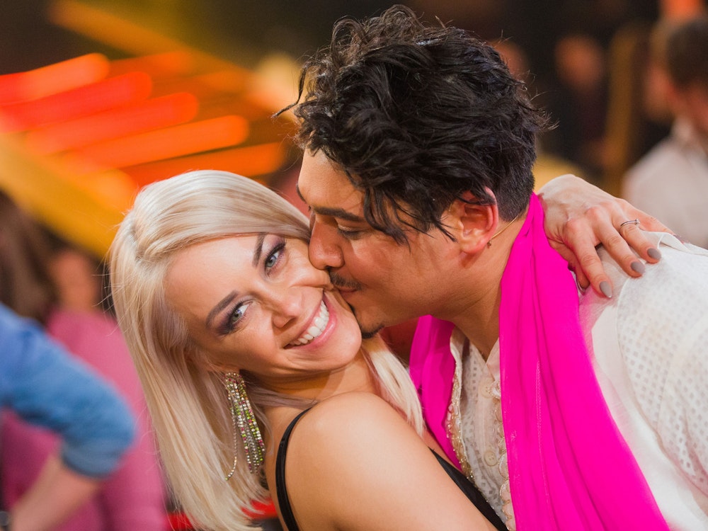 Profitänzer Erich Klann und seine Frau, die Profitänzerin Oana Nechiti küssen sich im Anschluss an die RTL-Tanzshow „Let's Dance“.