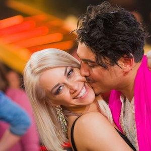 Profitänzer Erich Klann und seine Frau, die Profitänzerin Oana Nechiti küssen sich im Anschluss an die RTL-Tanzshow „Let's Dance“.