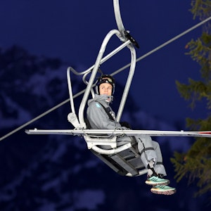 Andreas Wellinger (Deutschland) im Sessellift mit Skiern.