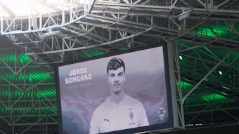 Borussia Mönchengladbach gedenkt Jordi Bongard (†20), der am 25. Februar 2022 bei einem Verkehrsunfall ums Leben gekommen ist. Hier ist eine Aufnahme der Videowand im Borussia-Park vom 26. Februar 2022 zu sehen. Ein Foto von Jordi Bongard ist darauf abgebildet.