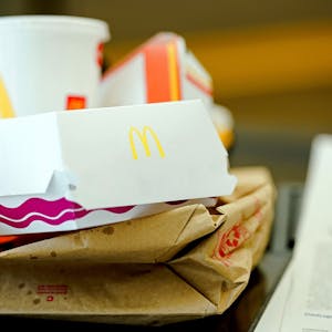 McDonalds-Verpackungsmaterial liegt auf einem Tisch. (Symbolbild)