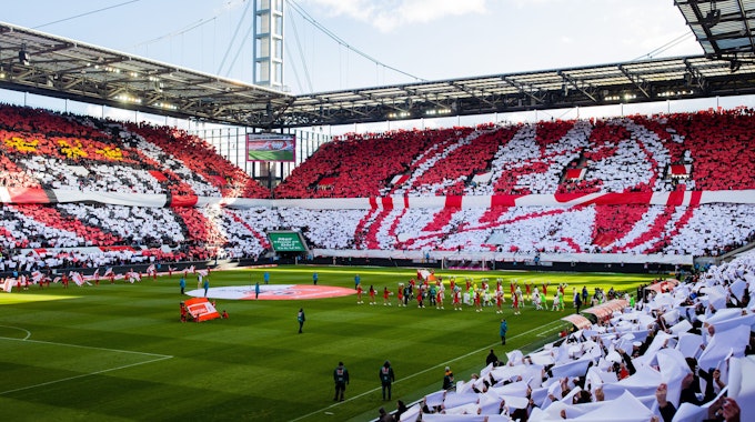 Die Fans des 1. FC Köln zeigen beim Heimspiel gegen den VfL Wolfsburg eine Choreografie.