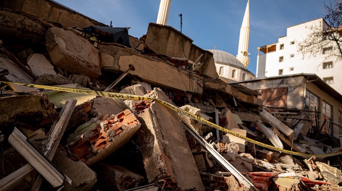 Trümmer eines zusammengestürzten Hauses in Pazarcik (Türkei) liegen am 21. Februar 2023 in der vom Erdbeben schwer getroffenen Stadt Pazarcik in der Region Kahramanmaras (Türkei).
