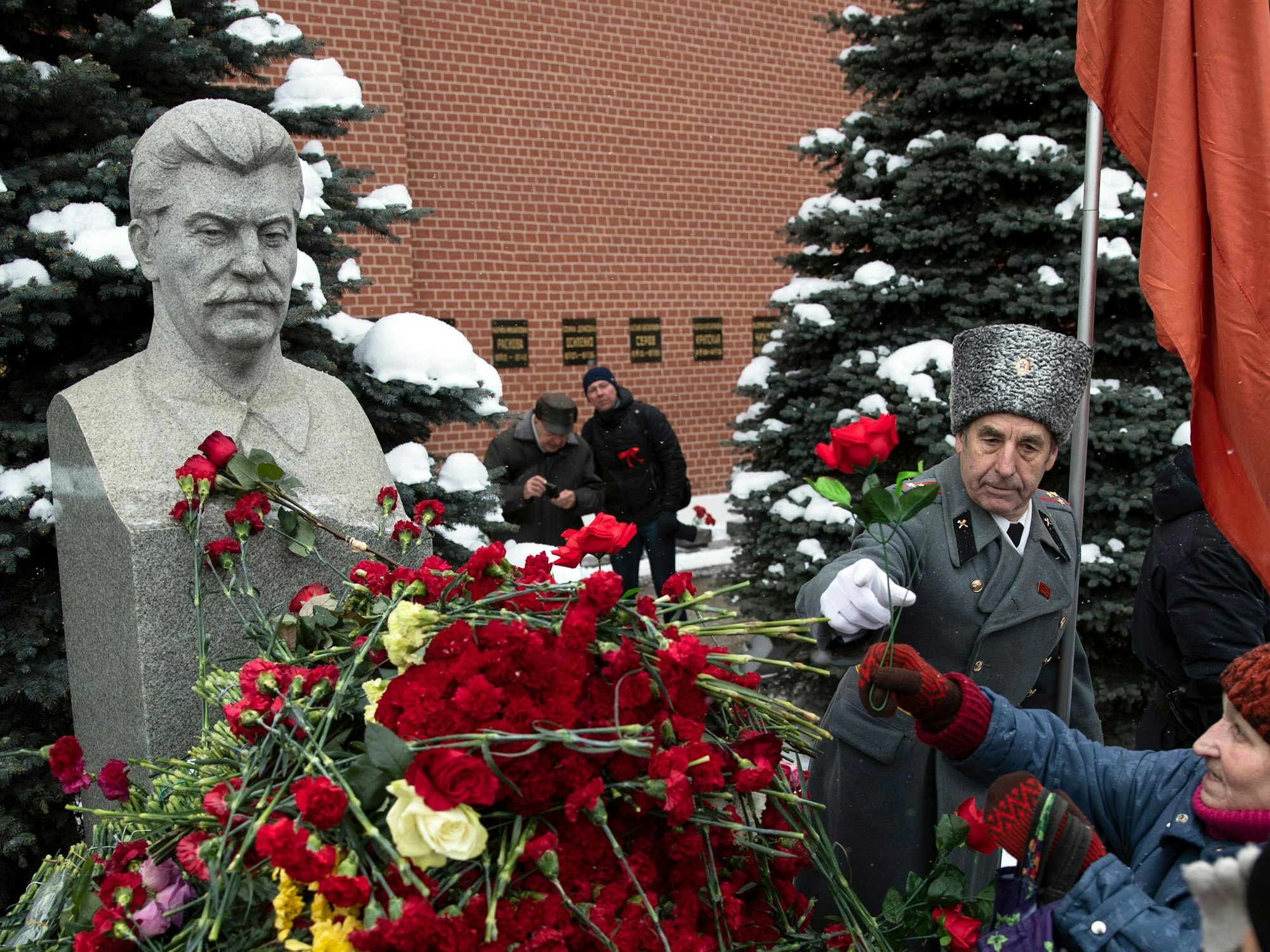 Befürworter der Kommunistischen Partei legen an Stalins Geburtstag Blumen an seine Statue. Die Statue steht in Moskau, Russland.