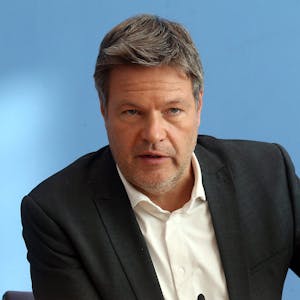 Robert Habeck (Bündnis 90/Die Grünen), Bundeswirtschaftsminister, hält den Aufruf von Sahra Wagenknecht und Alice Schwarzer für „eine politische Irreführung der Bevölkerung“.