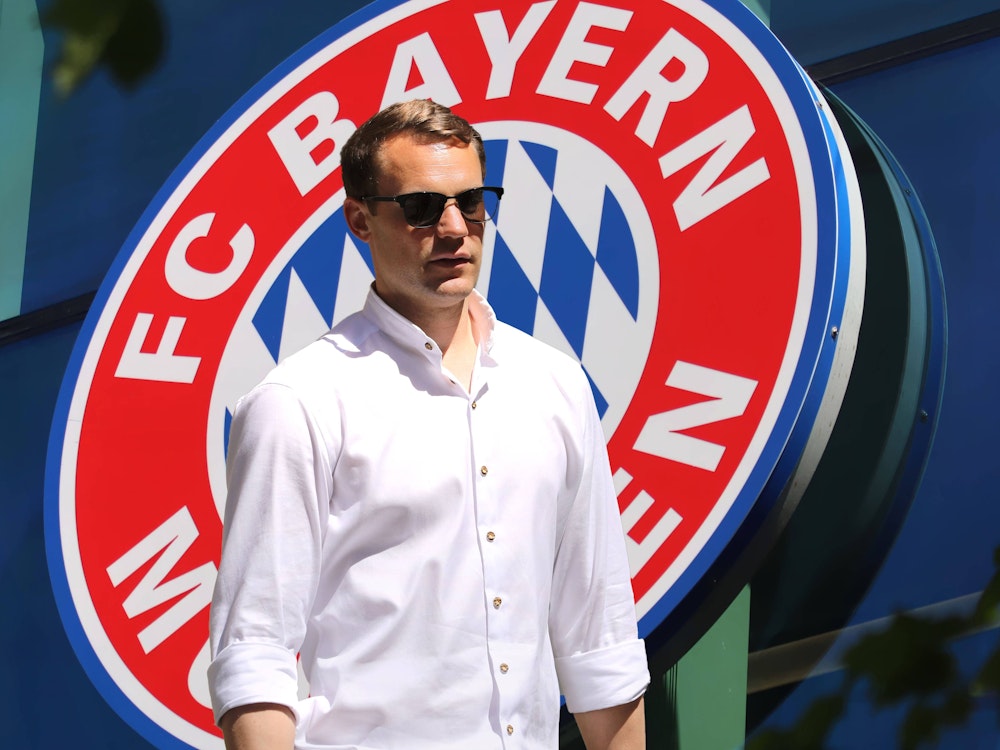 FC Bayern München: Torhüter Manuel Neuer in einem weißen Hemd und Sonnenbrille.