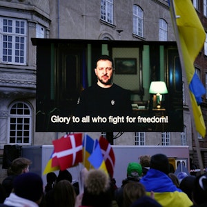 Ukraine-Präsident Wolodymyr Selenskyj während einer übertragenen Kundgebung auf einem Bildschirm.