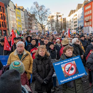 Unter dem Motto „Den Frieden gewinnen, nicht den Krieg“, fand am Samstag eine Demo in der Kölner Innenstadt statt.