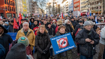 Unter dem Motto „Den Frieden gewinnen, nicht den Krieg“, fand am Samstag eine Demo in der Kölner Innenstadt statt.