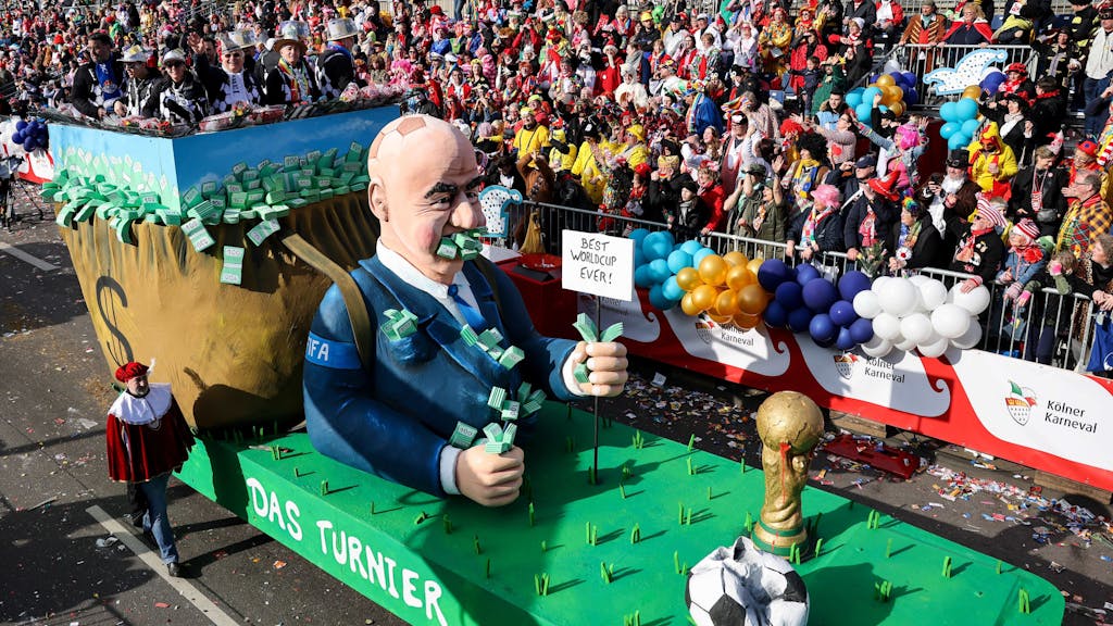 Darstellung von FIFA-Präsident Gianni Infantino im Rosenmontagszug in Köln 2023.&nbsp;