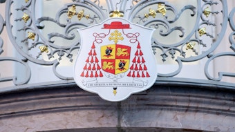 München: Ein Wappen hängt am Erzbischöflichen Ordinariat der katholischen Kirche.
