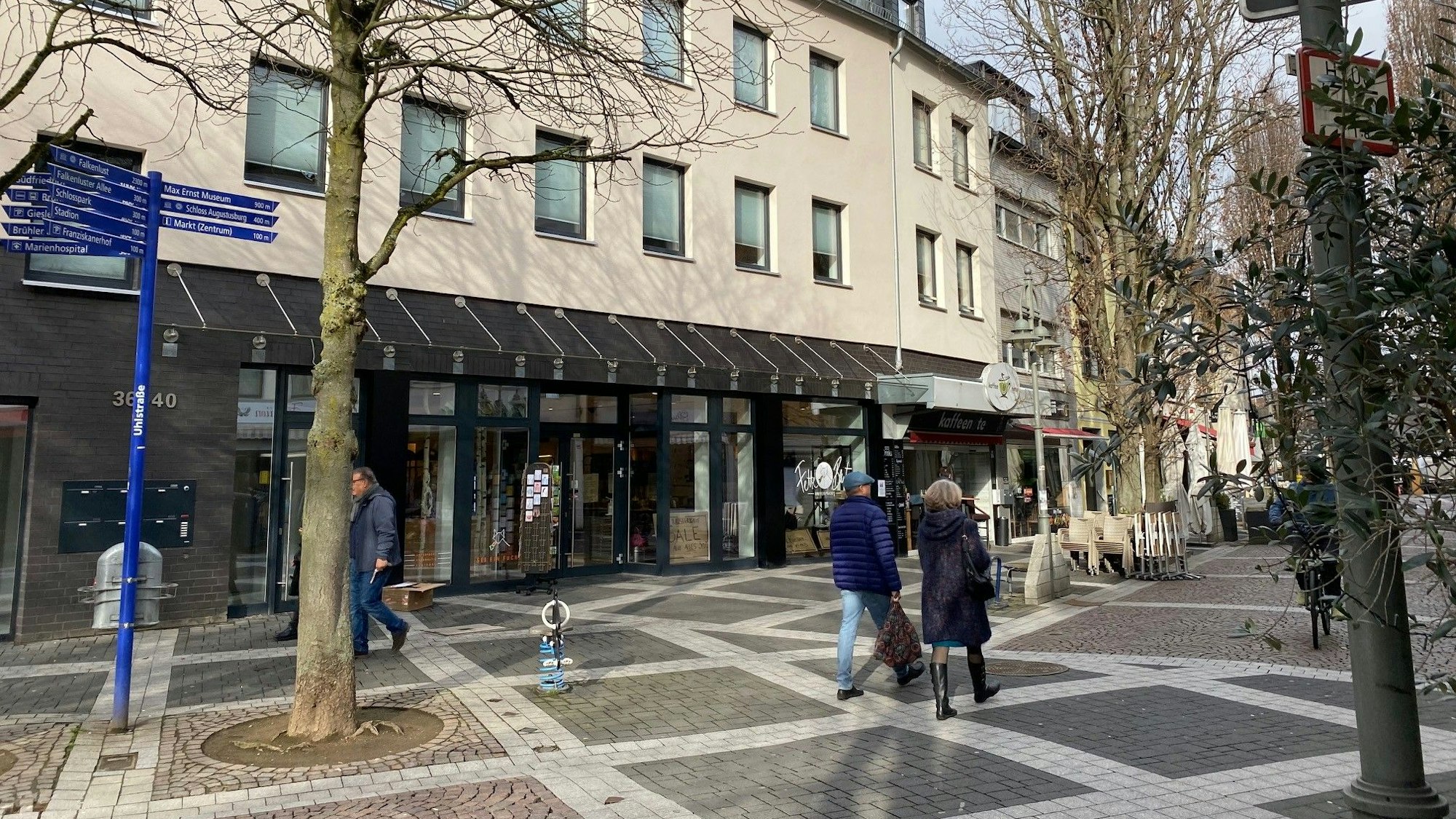 Das Foto zeigt Passanten auf der Uhlstraße in Brühl. Bei einer Befragung im vorigen Jahr hat die Innenstadt gut abgeschnitten.
