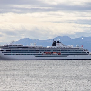 Das Kreuzfahrtschiff „Viking Polaris“ liegt vor Ushuaia (Argentinien).
