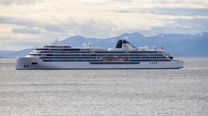 Das Kreuzfahrtschiff „Viking Polaris“ liegt vor Ushuaia (Argentinien).