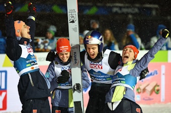 Karl Geiger (l-r), Selina Freitag, Andreas Wellinger und Katharina Althaus aus Deutschland jubeln nach dem letzten Sprung.