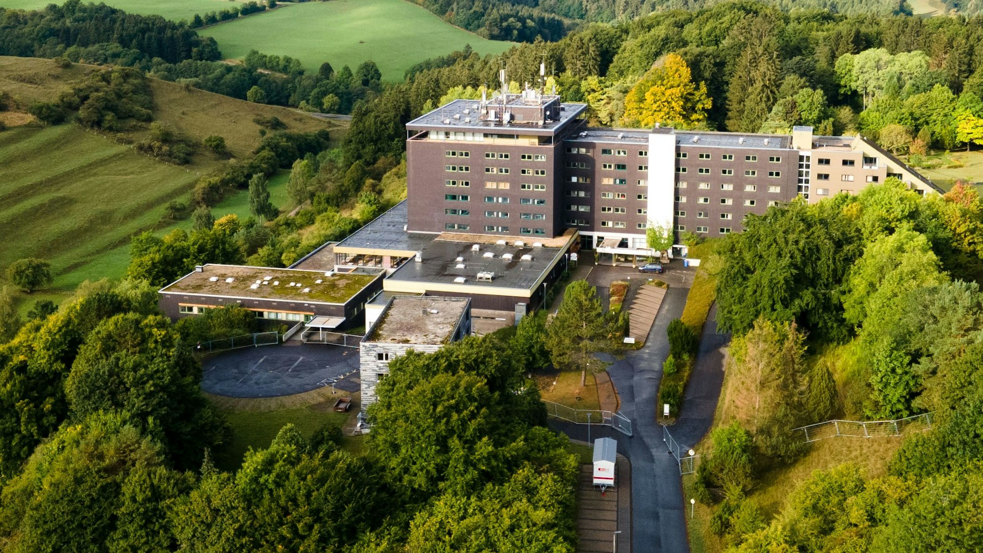 Das Luftbild zeigt den Gebäudekomplex der ehemaligen Eifelhöhen-Klinik in Marmagen, wo aktuell Geflüchtete untergebracht sind.