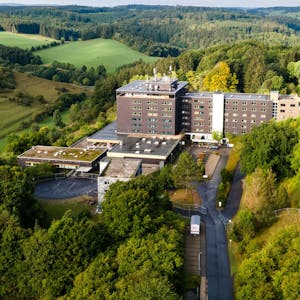 Das Luftbild zeigt den Gebäudekomplex der ehemaligen Eifelhöhen-Klinik in Marmagen, wo aktuell Geflüchtete untergebracht sind.