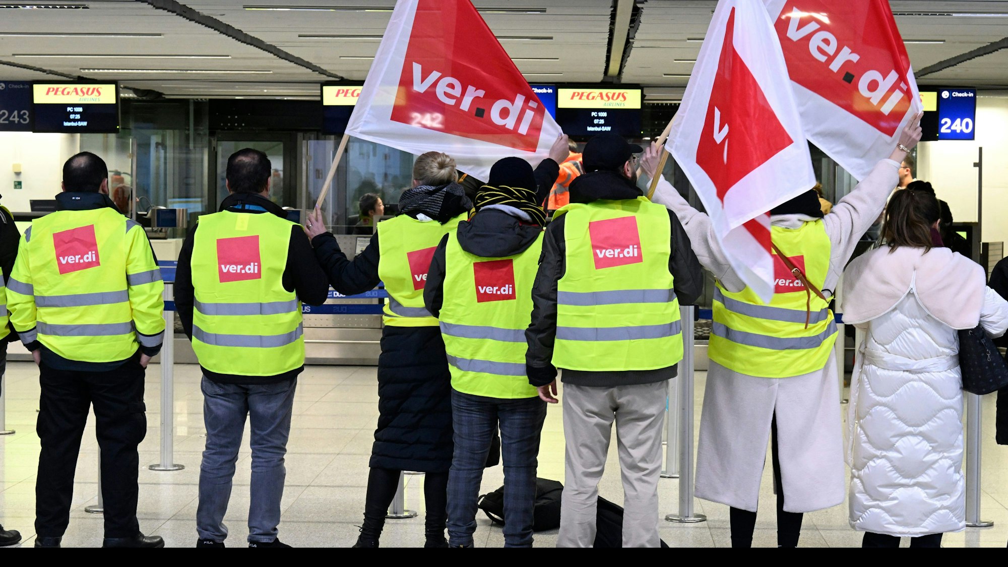Beschäftigte der Abfertigung des Flughafens streiken für bessere Löhne.