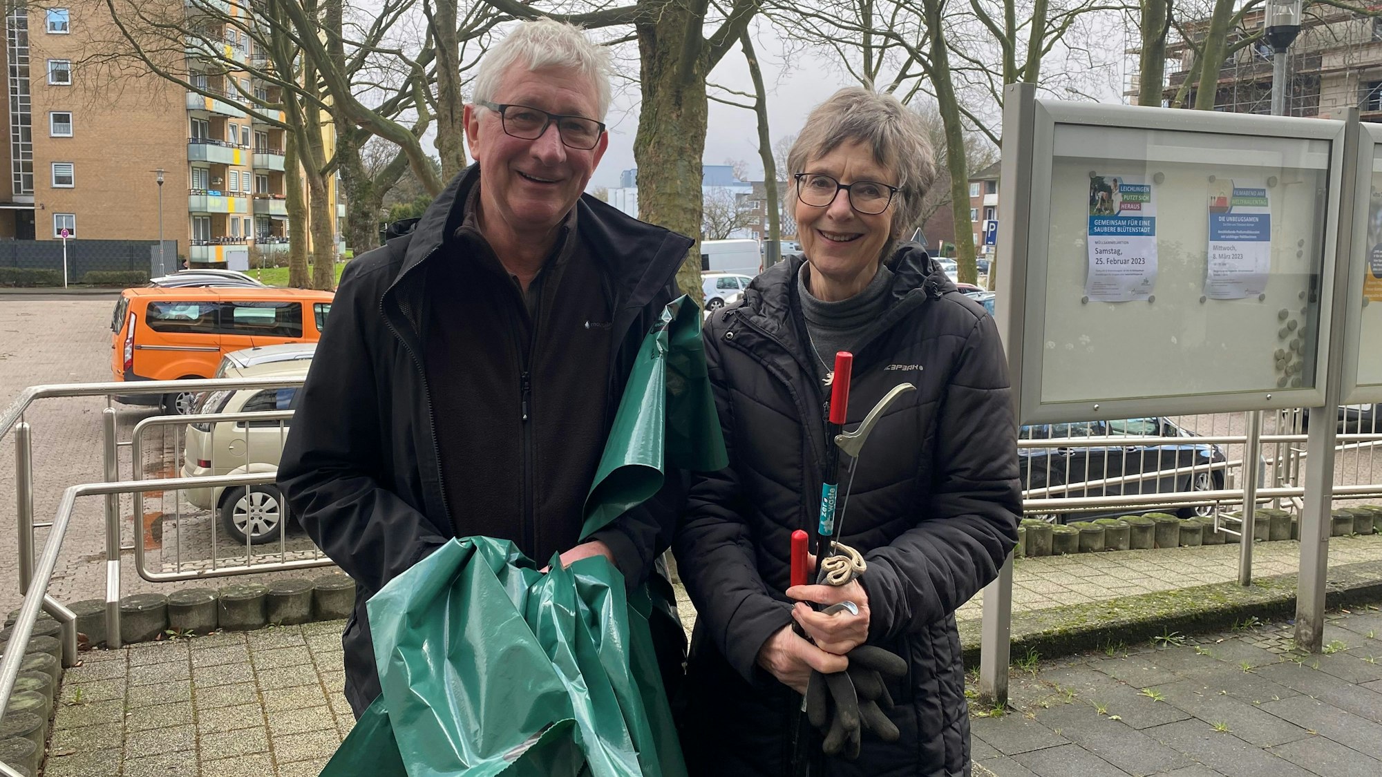 Ehepaar Kunigkeit mit Müllbeutel und Greifzange in der Hand bei der Müllsammelaktion in Leichlingen vor dem Rathaus.