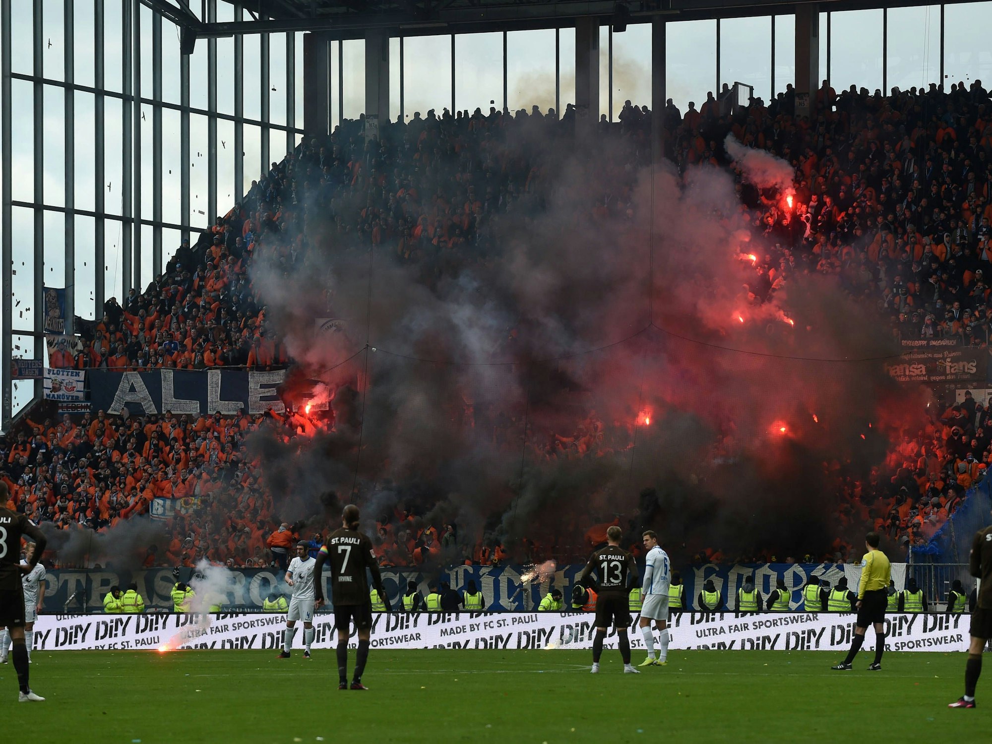 Millerntor-Stadion in Hamburg: Fans aus Rostock zünden bengalisches Feuer.