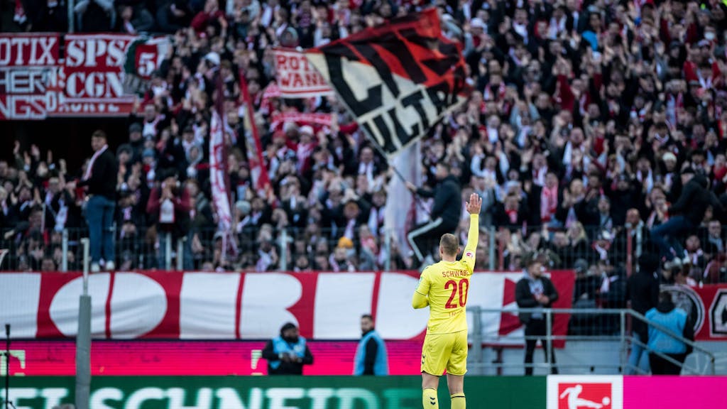Marvin Schwäbe bedankt sich bei den Fans des 1. FC Köln für den Support.