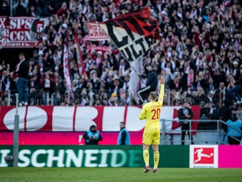 Marvin Schwäbe bedankt sich bei den Fans des 1. FC Köln für den Support.