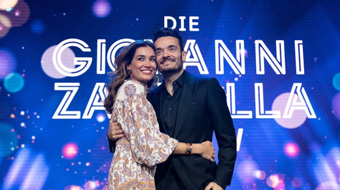 Jana Ina Zarrella und Giovanni Zarrella umarmen sich nach der TV-Show.