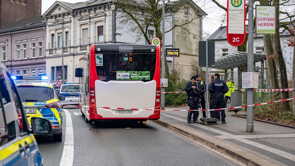 Polizei-Autos stehen bei einem Bus-Unfall in Lüdenscheid.