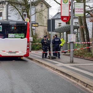 Polizei-Autos stehen bei einem Bus-Unfall in Lüdenscheid.