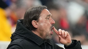 Gladbach-Trainer Daniel Farke ruft etwas auf das Spielfeld, hier am 24. Februar 2023 während des Bundesliga-Duells der Borussia bei Mainz 05 zu sehen. Farke hat dabei den Zeigefinger am Mund.