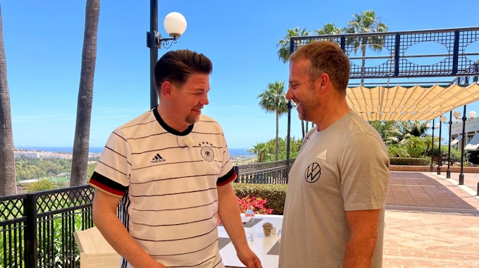 Tim Mälzer (l.) und Bundestrainer Hansi Flick in Marbella, Spanien.&nbsp;