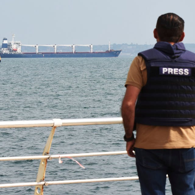 Ein Journalist beobachtet, wie das unter der Flagge von Sierra Leone fahrende Frachtschiff Razoni mit 26.000 Tonnen ukrainischem Getreide an Bord den Hafen von Odessa verlässt.