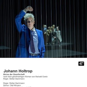 Die Schauspielerin Melanie Kretschmann lehnt sich in der Rolle des Johann Holtrop auf der Bühne des Depot 1 des Schauspiels Köln an ein Gitter aus Fäden.&nbsp;