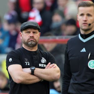 FC-Trainer Steffen Baumgart steht mit verschränkten Armen am Spielfeldrand; der 1. FC Köln verlor am Samstag gegen den VfL Wolfsburg 0:2.&nbsp;