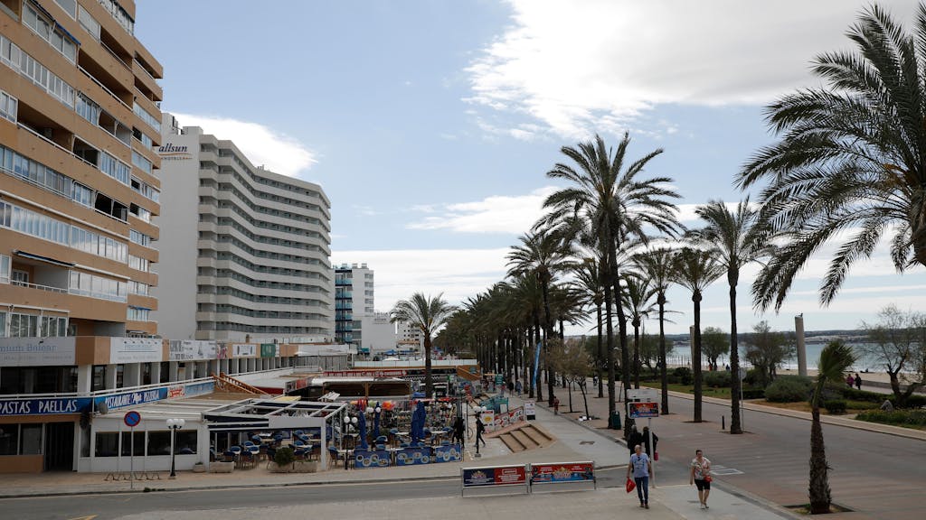 Hotels und Geschäfte am Strand von Arenal.&nbsp;