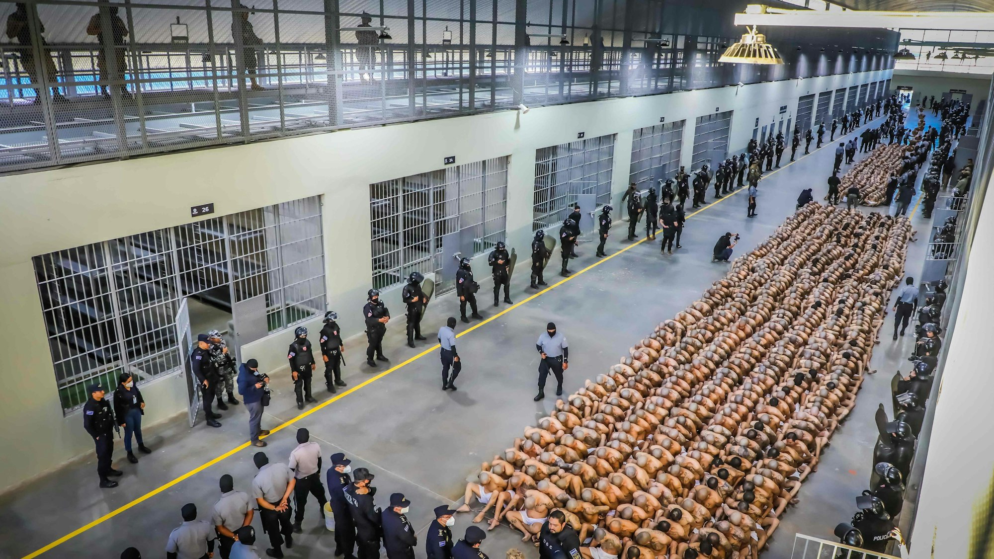 Das im Januar in El Salvador fertiggestellte CETOT (Terrorismus-Gefängnis) gehört zu den größten Haftanstalten der Welt. Jetzt wurden die ersten 2000 Häftlinge in den für 40.000 Menschen konzipierten Komplex gebracht.
