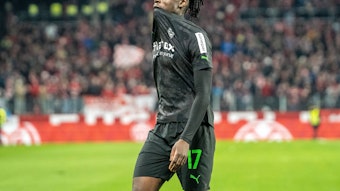 Manu Koné von Borussia Mönchengladbach ärgert sich am 24. Februar 2023 über die 0:4-Niederlage beim 1. FSV Mainz 05. Koné hat seinen Trikot-Kragen im Mund und die Augen geschlossen