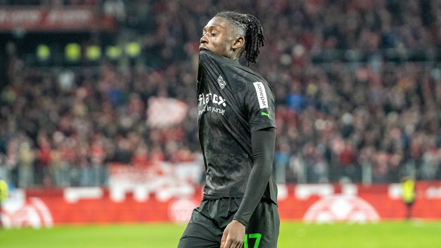 Manu Koné von Borussia Mönchengladbach ärgert sich am 24. Februar 2023 über die 0:4-Niederlage beim 1. FSV Mainz 05. Koné hat seinen Trikot-Kragen im Mund und die Augen geschlossen