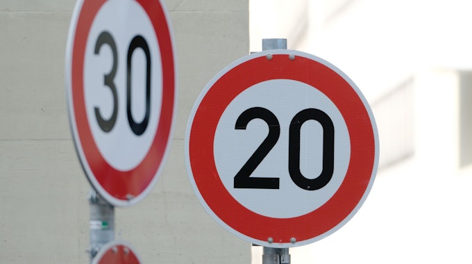 Straßenschilder mit dem Hinweis Tempo 20 und Tempo 30 sind in der Innenstadt an einer Kreuzung von zwei Straßen angebracht.