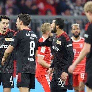 Die Spieler von Union Berlin ärgern sich über ein Gegentor beim 0:3 in der Bundesliga gegen den FC Bayern München