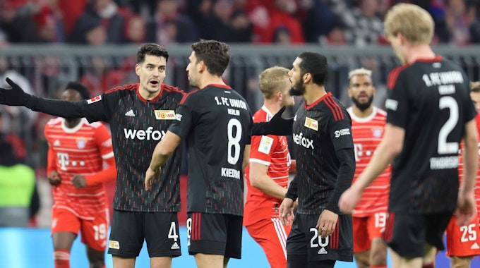 Die Spieler von Union Berlin ärgern sich über ein Gegentor beim 0:3 in der Bundesliga gegen den FC Bayern München