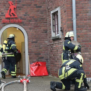 Das Foto zeigt die angehenden Feuerwehrleute beim Betreten eines verrauchten Gebäudes.