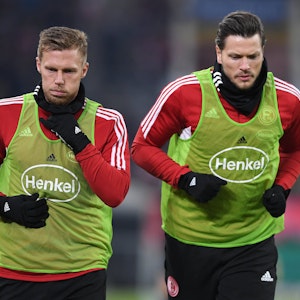 Rouwen Hennings und Daniel Ginczek wärmen sich beim Spiel gegen Magdeburg an der Seitenlinie auf.