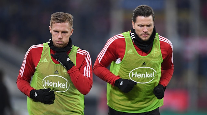 Rouwen Hennings und Daniel Ginczek wärmen sich beim Spiel gegen Magdeburg an der Seitenlinie auf.