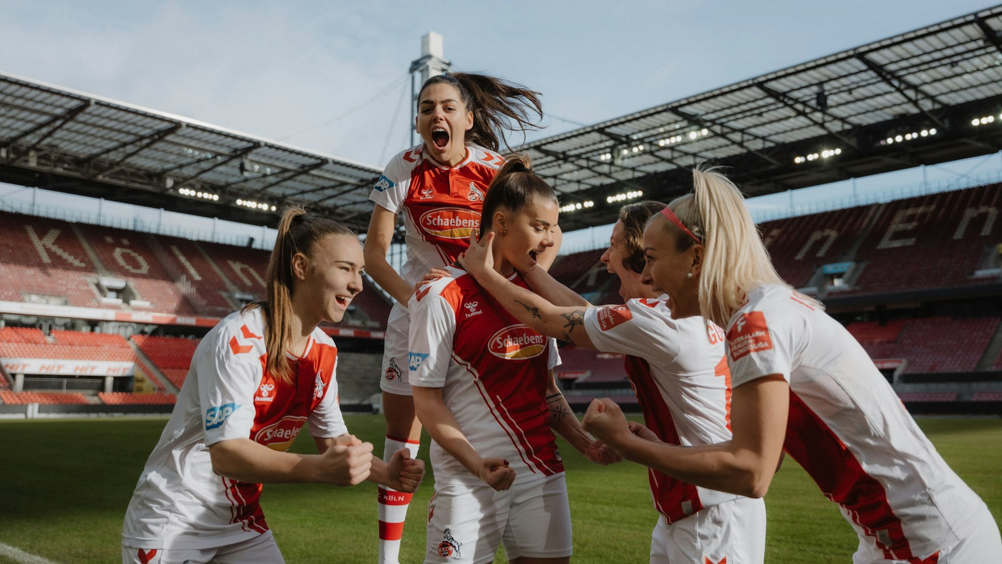 Die Frauen des 1. FC Köln üben schon mal im Rhein-Energie-Stadion