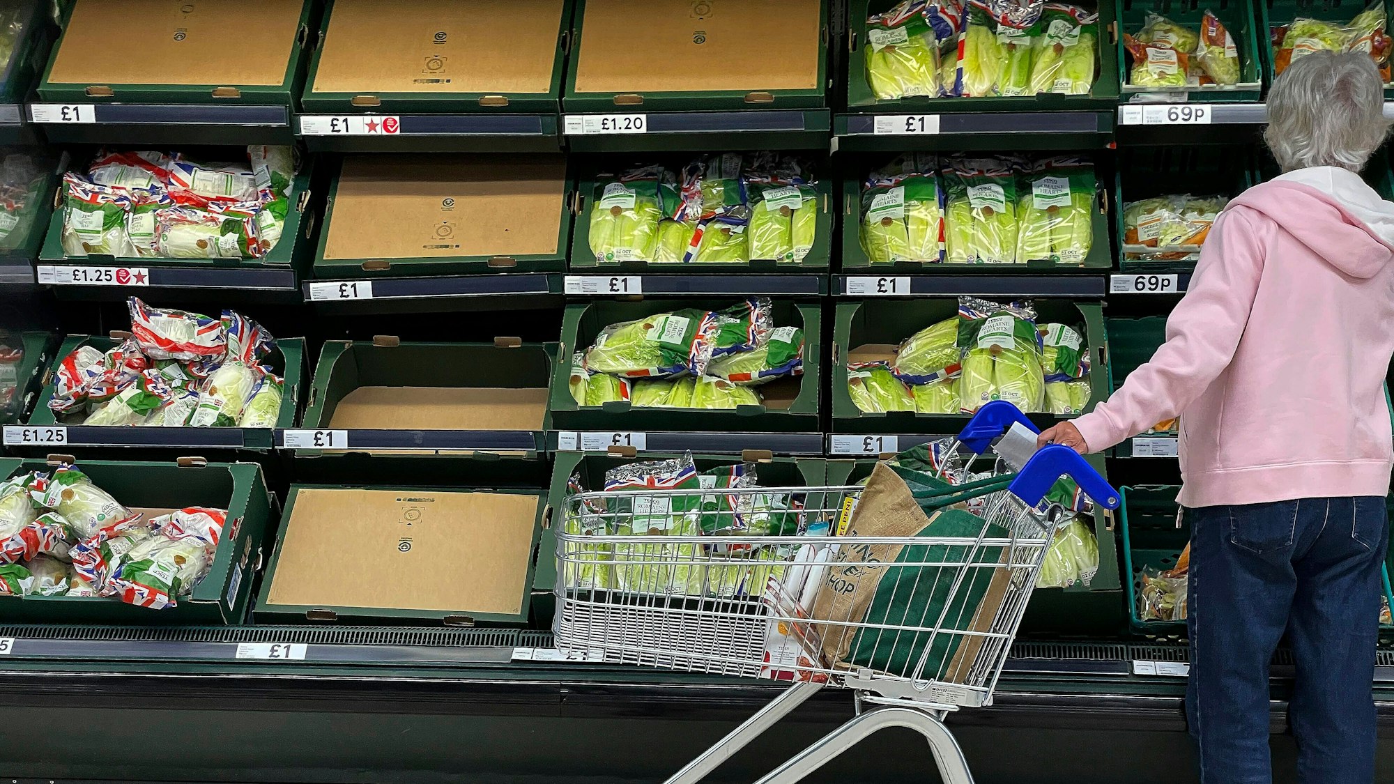 Eine Frau steht vor teilweise leeren Gemüse-Regalen in einem Supermarkt. Großbritannien muss sich nach Angaben seiner heimischen Bauern um Lebensmittel aus heimischer Produktion zunehmend Sorgen machen. (Archivbild)