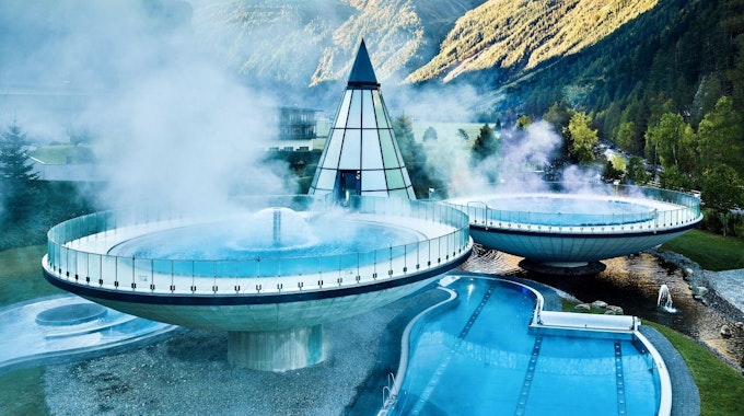 Die schwebenden Becken der Therme Aqua Dome im Ötztal